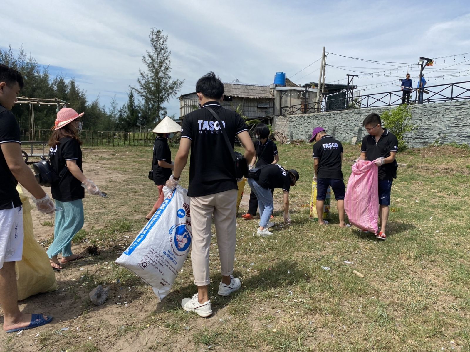 Nhân viên TASCO nhặt rác bãi biển Đồng Châu tại Thái  Bình