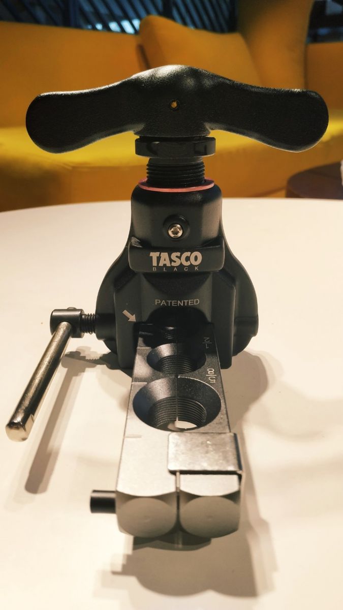 Có thanh gạt định vị ống loe TB550PLUS hãng TASCO
